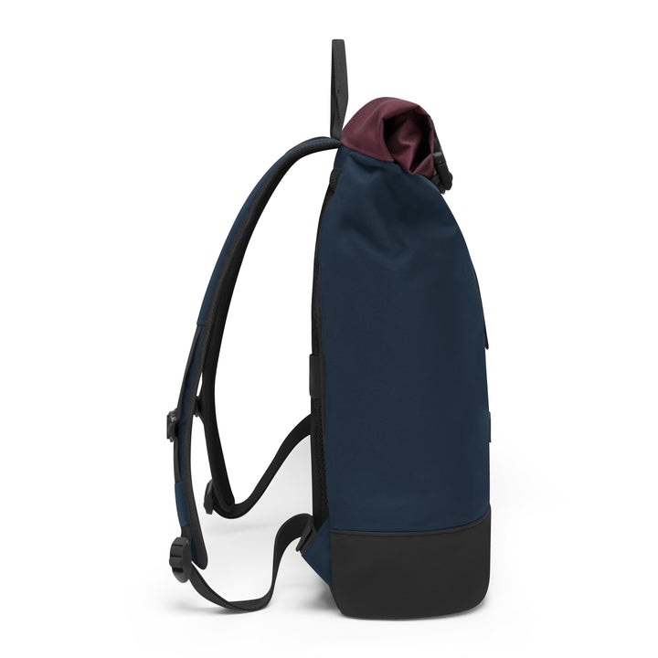 Blauer Rolltop Rucksack Janne mit schwarzem Boden und bordeauxrotem Innenfutter