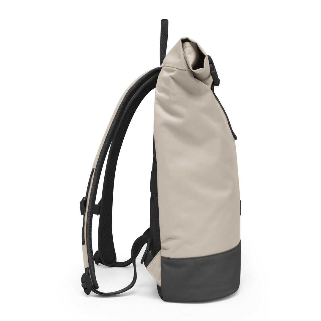 Rolltop Rucksack Janne in sandgrau mit schwarzem Boden aus robustem Material