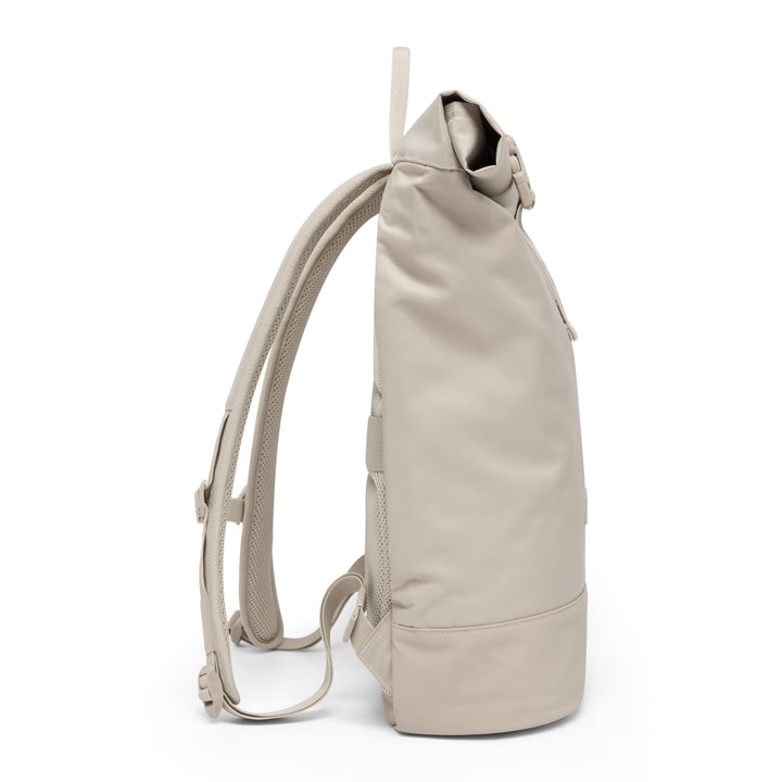 LARKSON Rolltop Rucksack Janne in sandfarben, seitliche Ansicht mit gepolsterten Schulterriemen