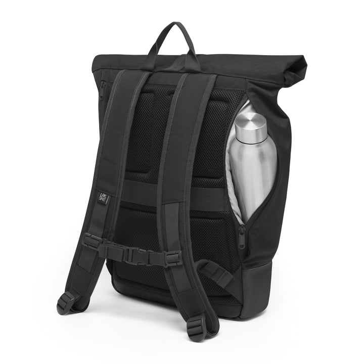 Schwarzer Rolltop Rucksack Janne mit gepolsterten Trägern und seitlicher Tasche mit silberner Trinkflasche