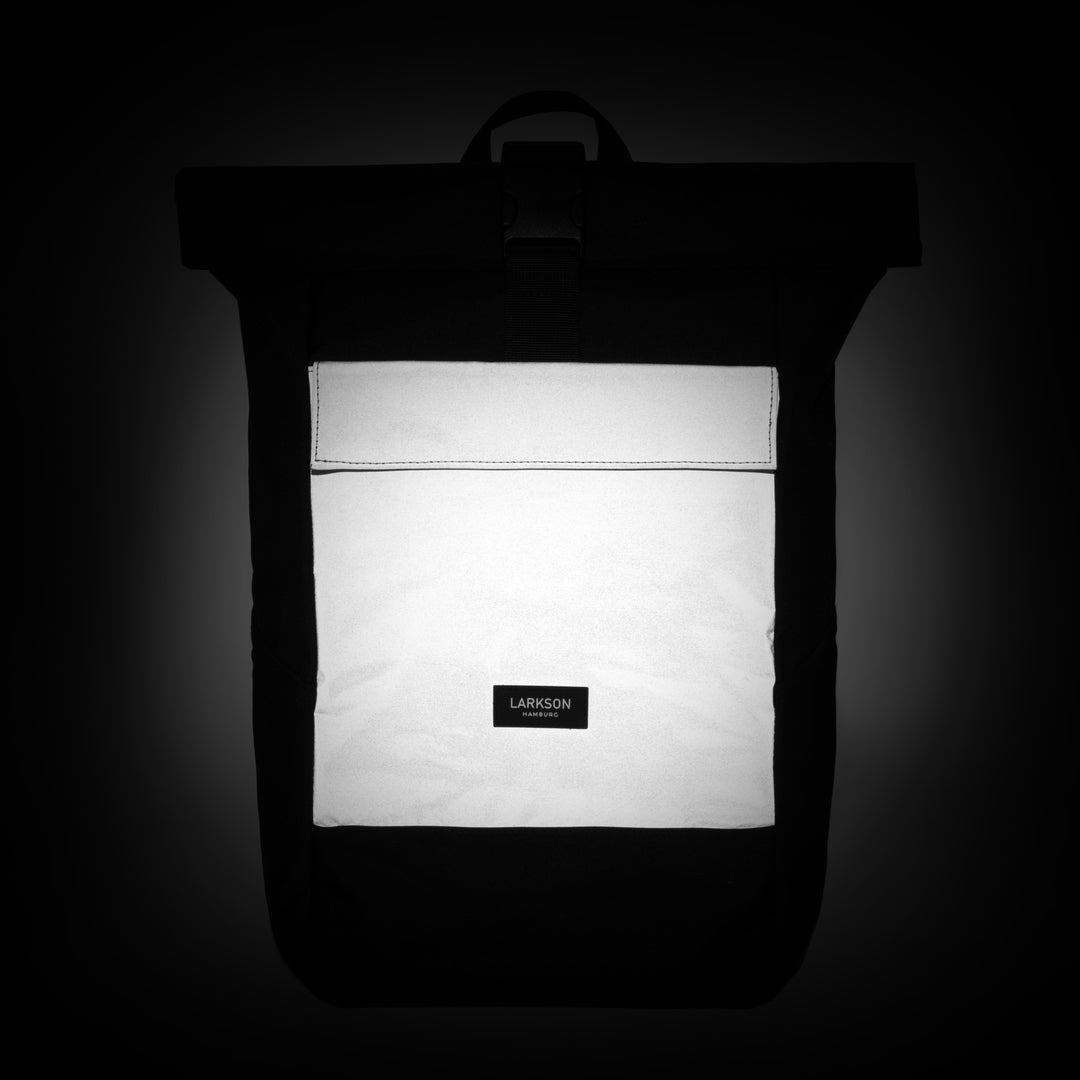 Rolltop Rucksack leuchtet im Dunkeln.#farbe_schwarz-reflective